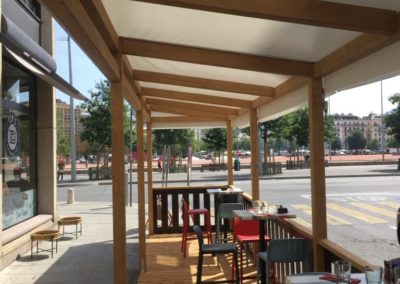 Installation d’une terrasse avec toit saisonnière au Restaurant Le Pandore